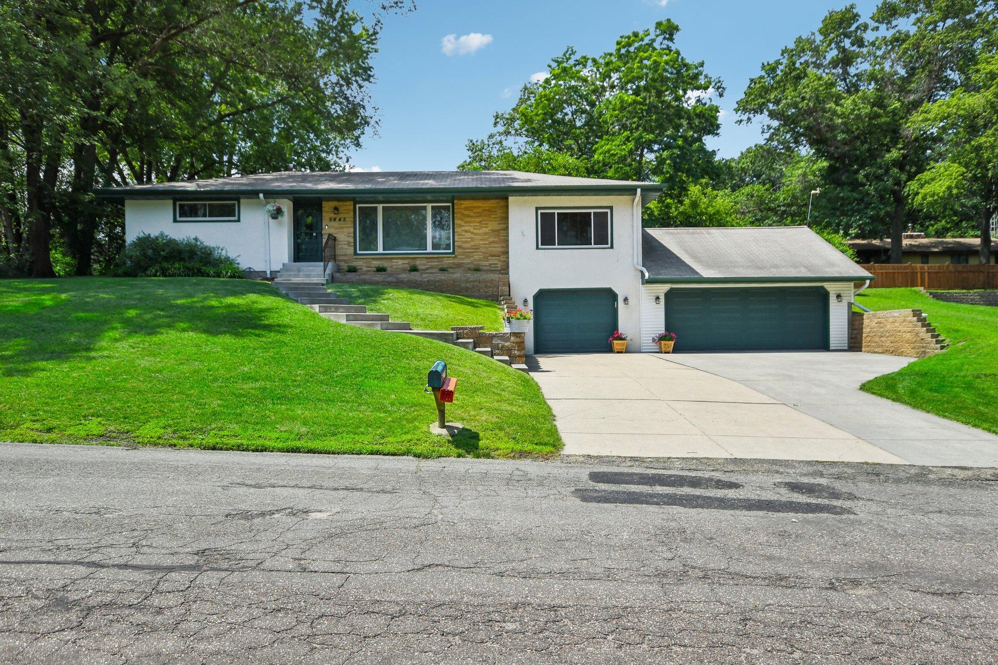 5445 Lakeview Avenue