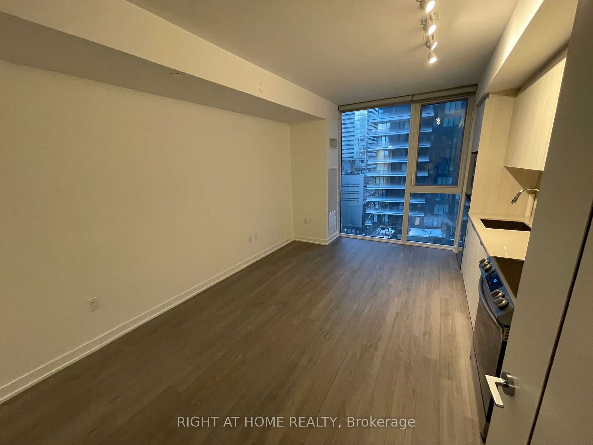 357 W King St 1105