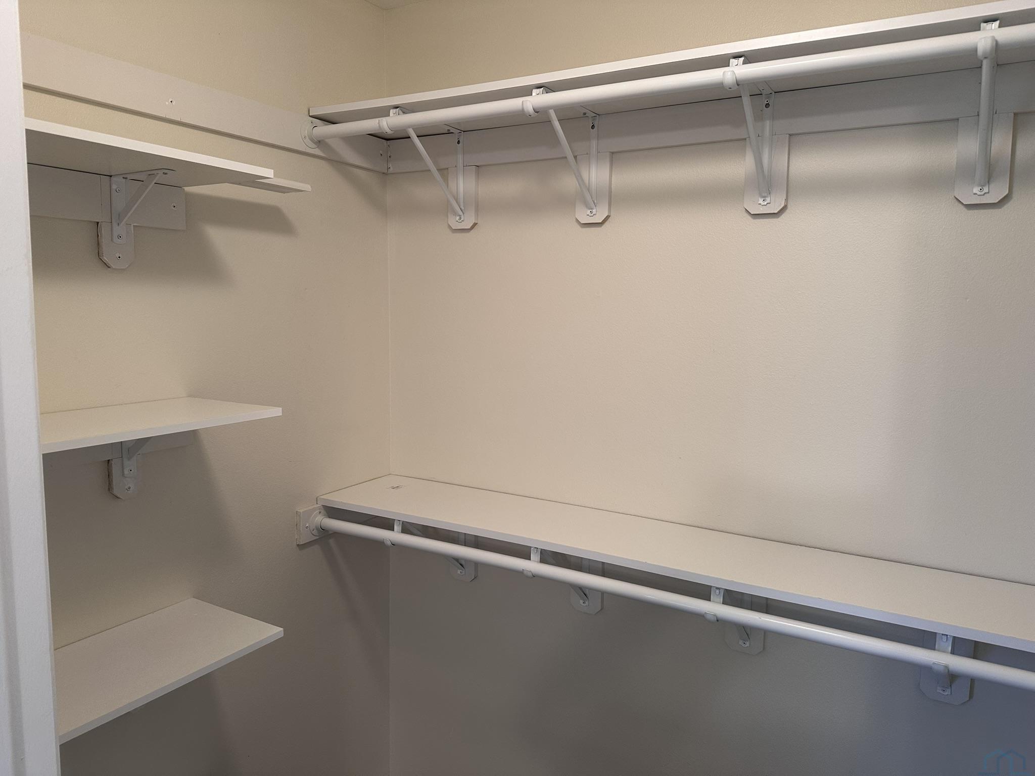 1100 Meadow View 2