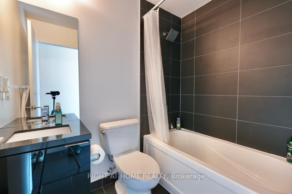 8 E Eglinton Ave 2705