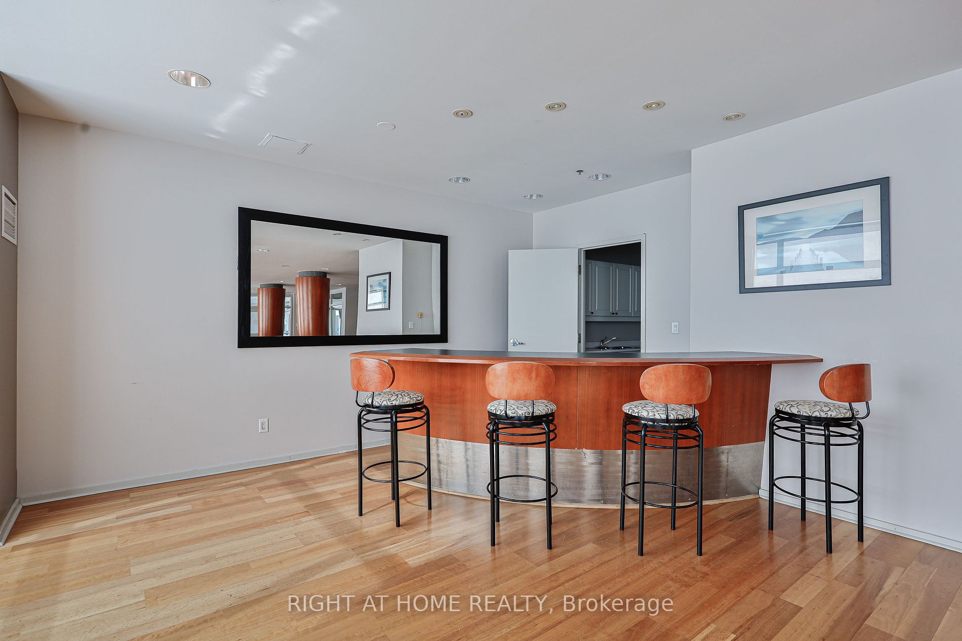 200 Manitoba St 424