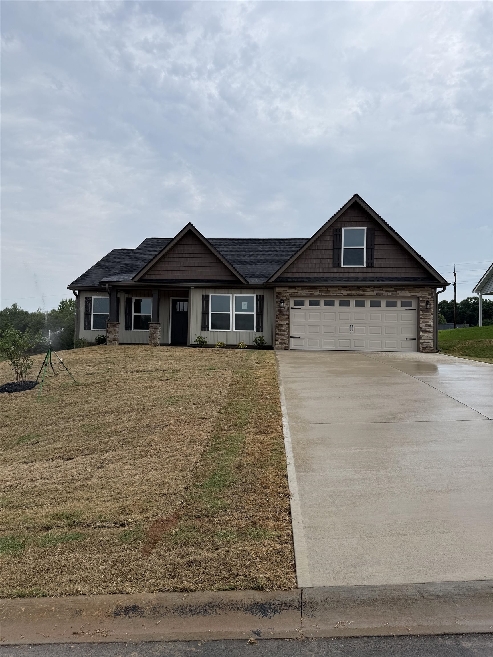 Welcome to Alverson Farms! Enjoy brand new construction with thoughtfully designed homes featuring open floor plans, stylish finishes, and spacious yards— perfect for families, entertaining, or relaxing. Conveniently located near schools, shopping, dining, and Lake Bowen! Alverson Farms is ideal for those seeking comfort and convenience in a peaceful setting. Schedule your tour today and find your dream home! Ask about $7,500 Builder Incentive!
