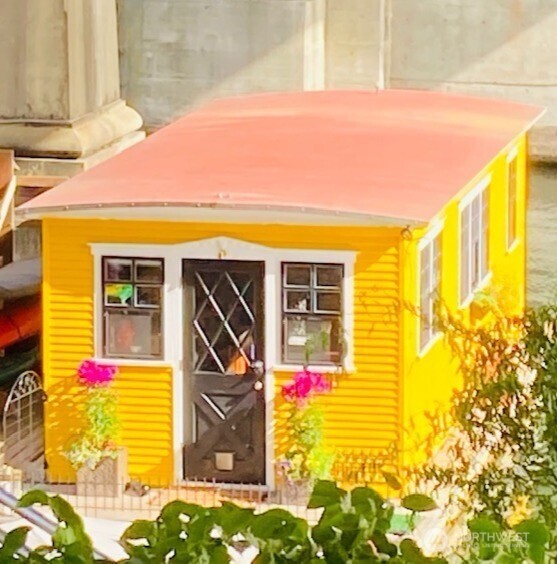 Welcome aboard vibrant Limoncello houseboat! Classic 2008 Haggard craftsman built on rare reinforced concrete hull. End-of-dock slip with open water views of UW campus, peaceful Seattle shoreline, and enjoy Ivar's, Gasworks Brewing and more just a minute's paddle away. Trademark river rock propane fireplace, coved cedar ceilings, fir walls & floor, clever built-in office desk, built-in dining nook, washer/dryer combo, huge pier with kayak/SUP racks, community garden & 2 free storage units! Walk or bike to local shops/restaurants. Rentals and pets OK, only $850/mo slip fee + $100/mo live aboard fee. FOWR 730.