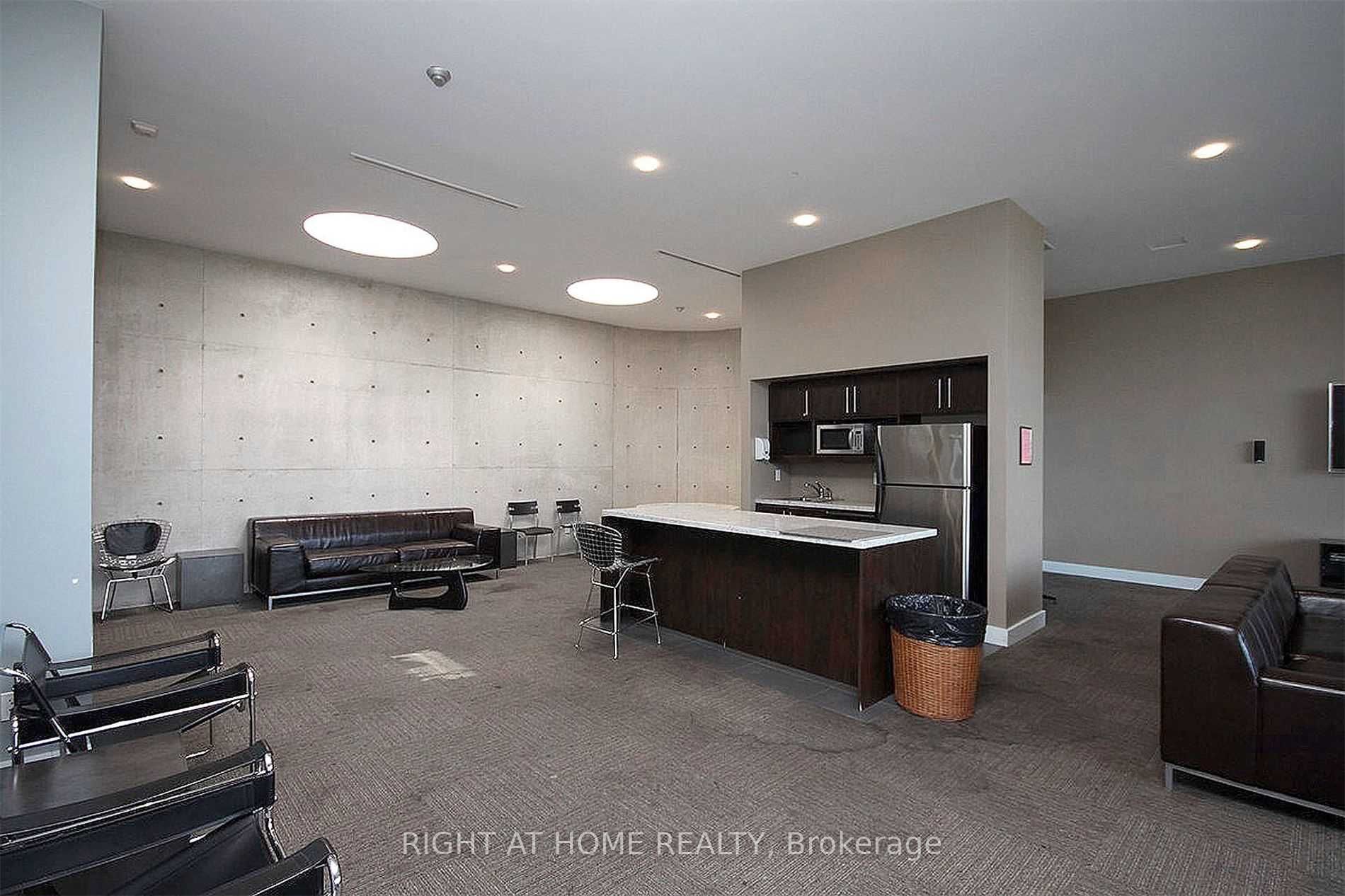 1050 The Queensway Ave 808