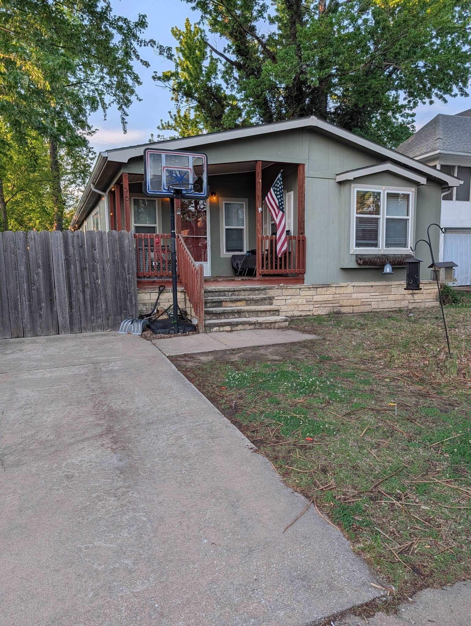 916 E 8th