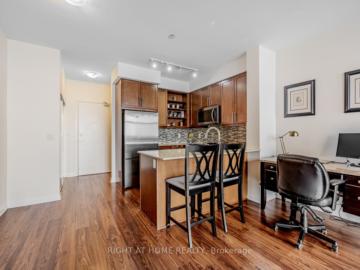 65 E Oneida Cres 1010