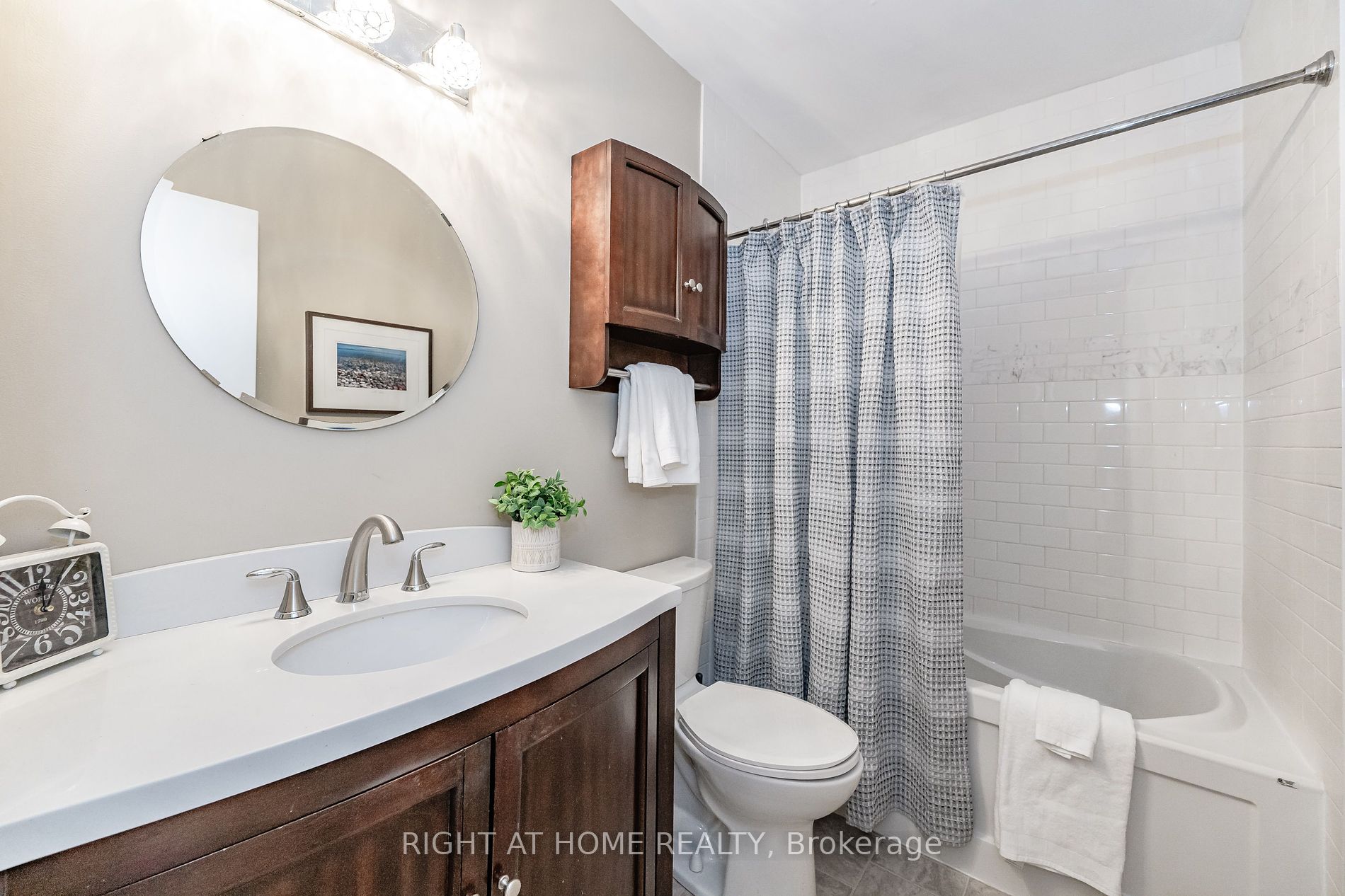 605 N Francis Rd 605