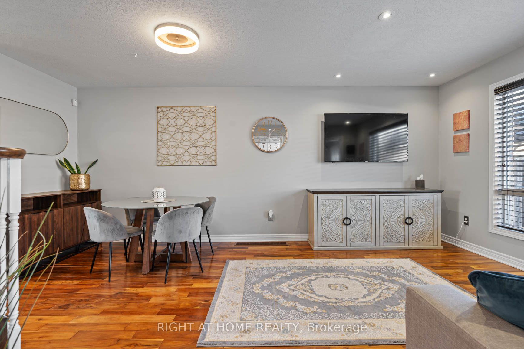 2420 Baintree Cres