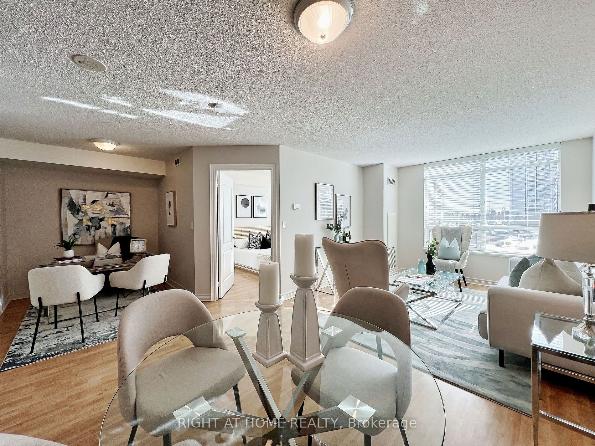 212 E Eglinton Ave 502