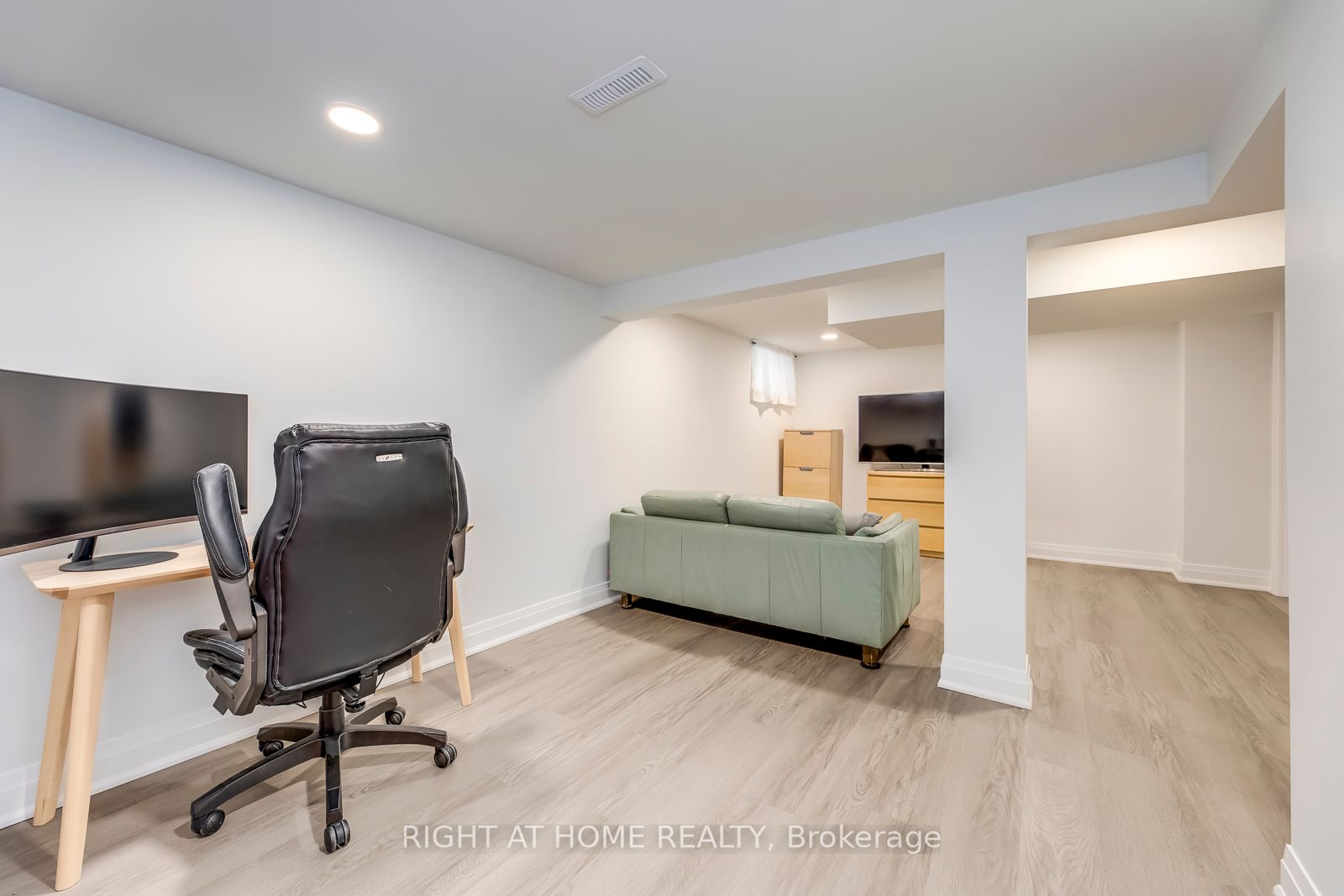 5 Saunders Cres