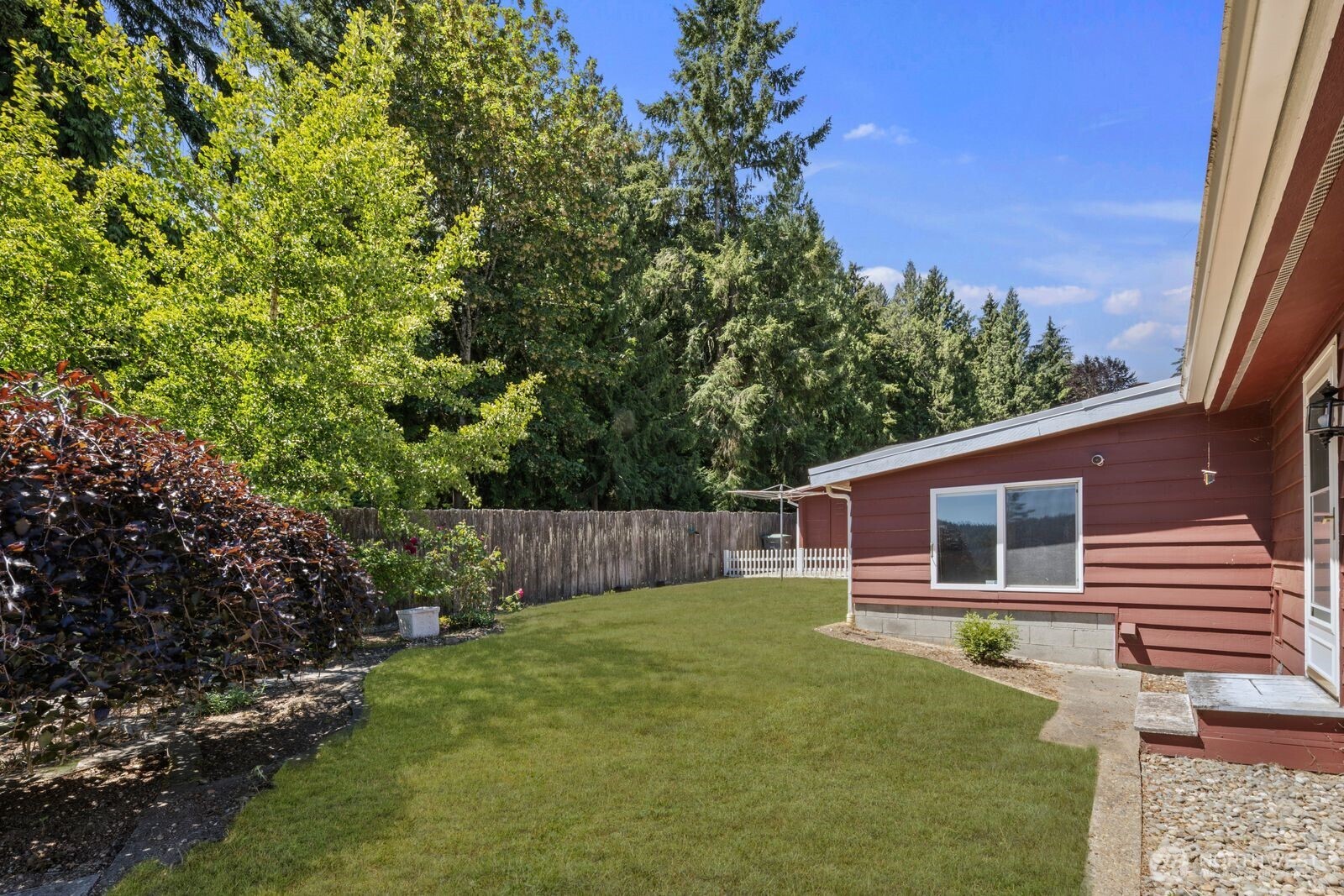6899 Navajo Trail NE