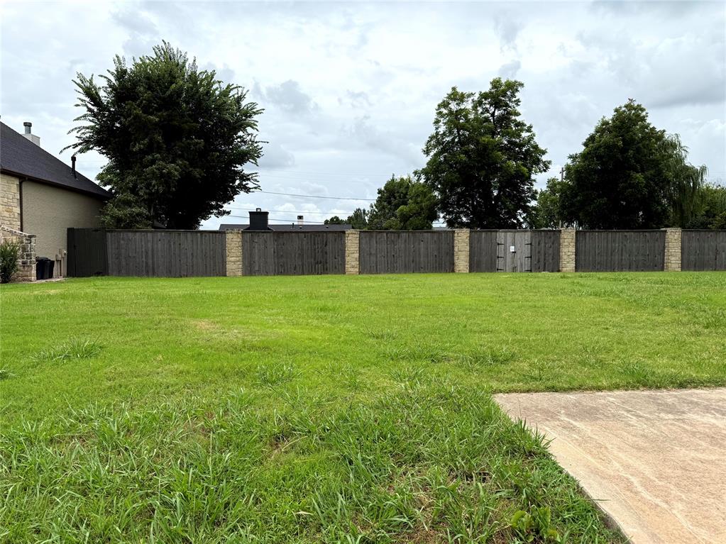 Prime Vacant Lot in Nichols Hills – Ready for Your Dream Home! Build your custom home in one of the most prestigious neighborhoods in Oklahoma City—Nichols Hills. This rare vacant lot, located at 1722 Huntington Avenue, offers a generous 0.2283 acres (mol) in the highly sought-after Nichols Hills Addition, surrounded by mature trees, luxury residences, and timeless charm. Enjoy walkability to parks, shopping, dining and the vibrant lifestyle Nichols Hills is known for. This interior lot presents a perfect opportunity to create a bespoke home in a premier setting.