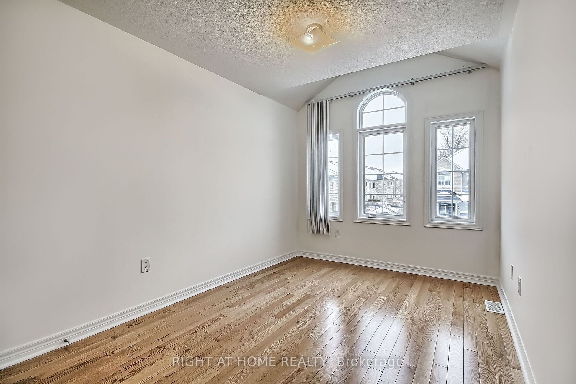 63 Paper Mills Cres