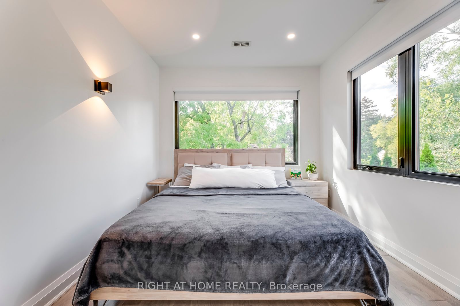 5 Saunders Cres