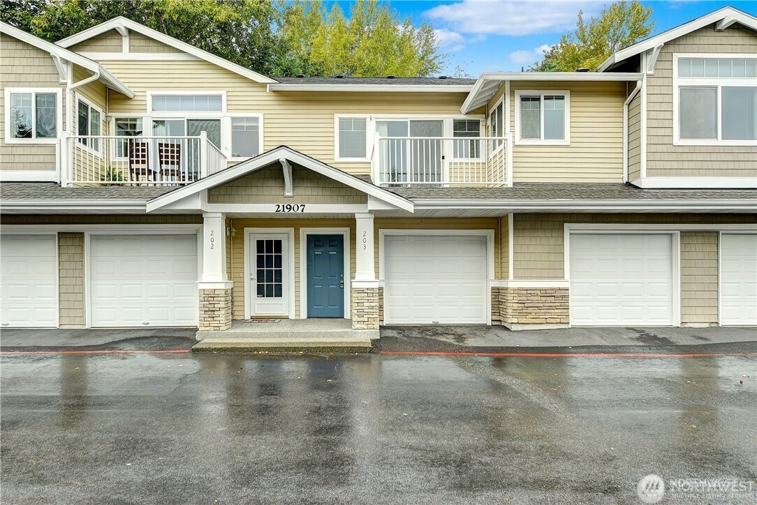 Light & Bright condo featuring high ceilings and an open concept design, including a breakfast bar off the kitchen, and deck access off the living room. The master bedroom comes w/ a generous walk-in closet, and there's an in-unit utility room for laundry w/ extra storage space. Deep 1 car attached garage - close to airport, shopping & freeways.