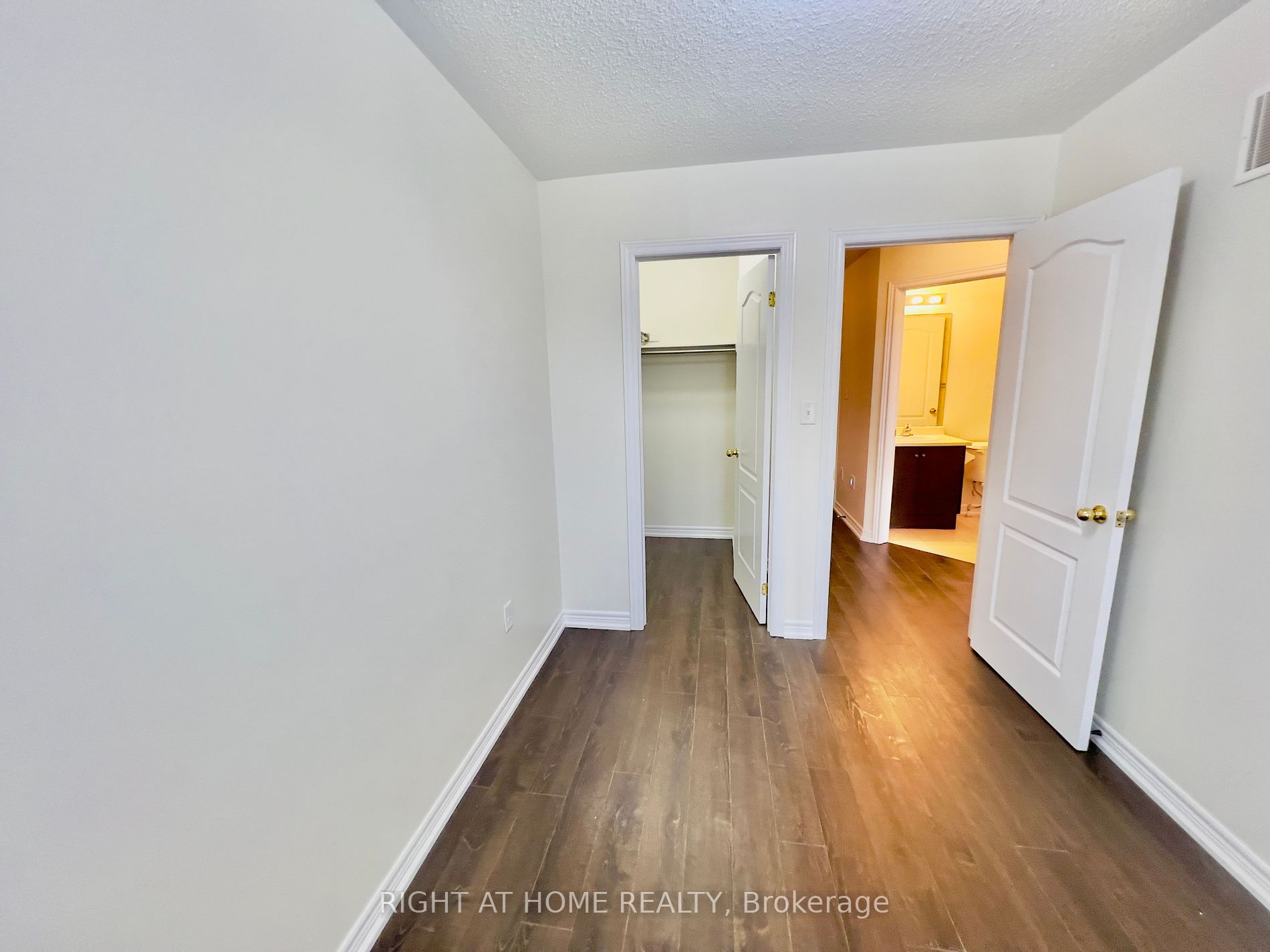 1352 E Granrock Cres