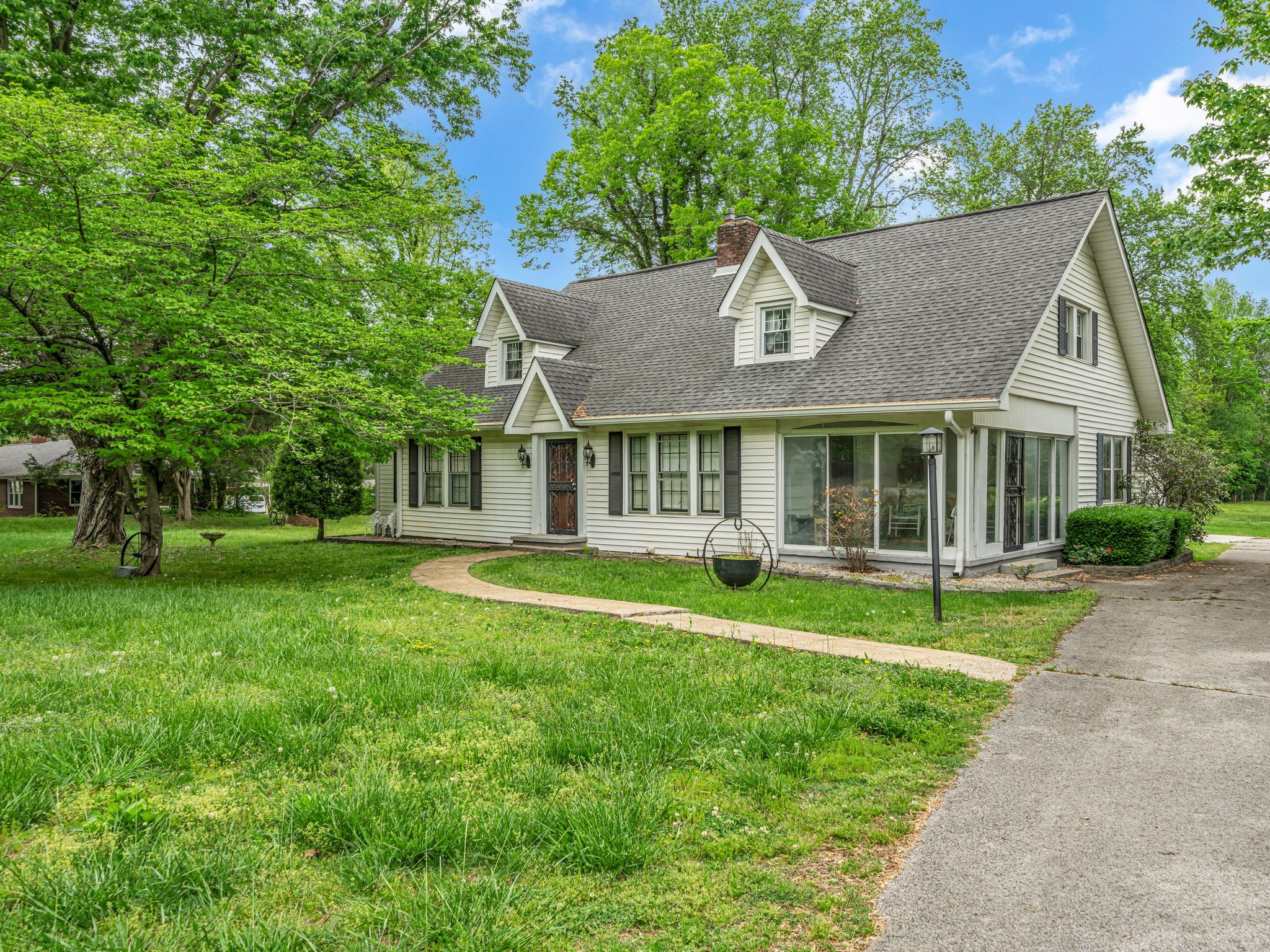 609 W Main St