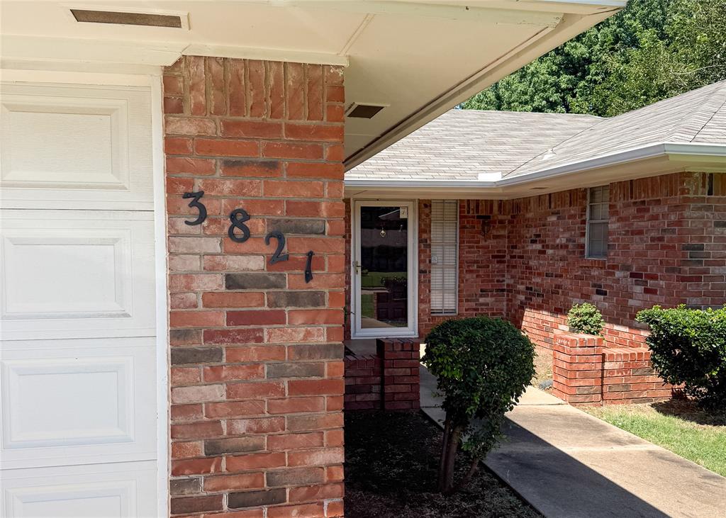 This inviting 3-bedroom, 2-bathroom home is conveniently located near Eastern Avenue and Memorial Road, offering easy access to shopping, dining, schools, and major highways.Featuring a functional floor plan, spacious living areas, and an attached 2-car garage
