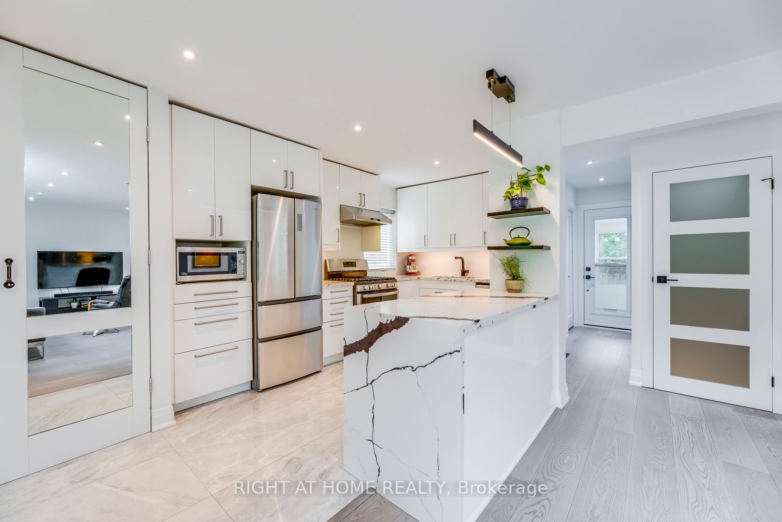 5 Saunders Cres