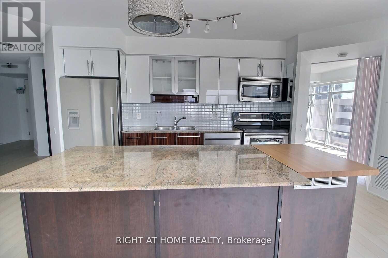 2191 Yonge St 1802