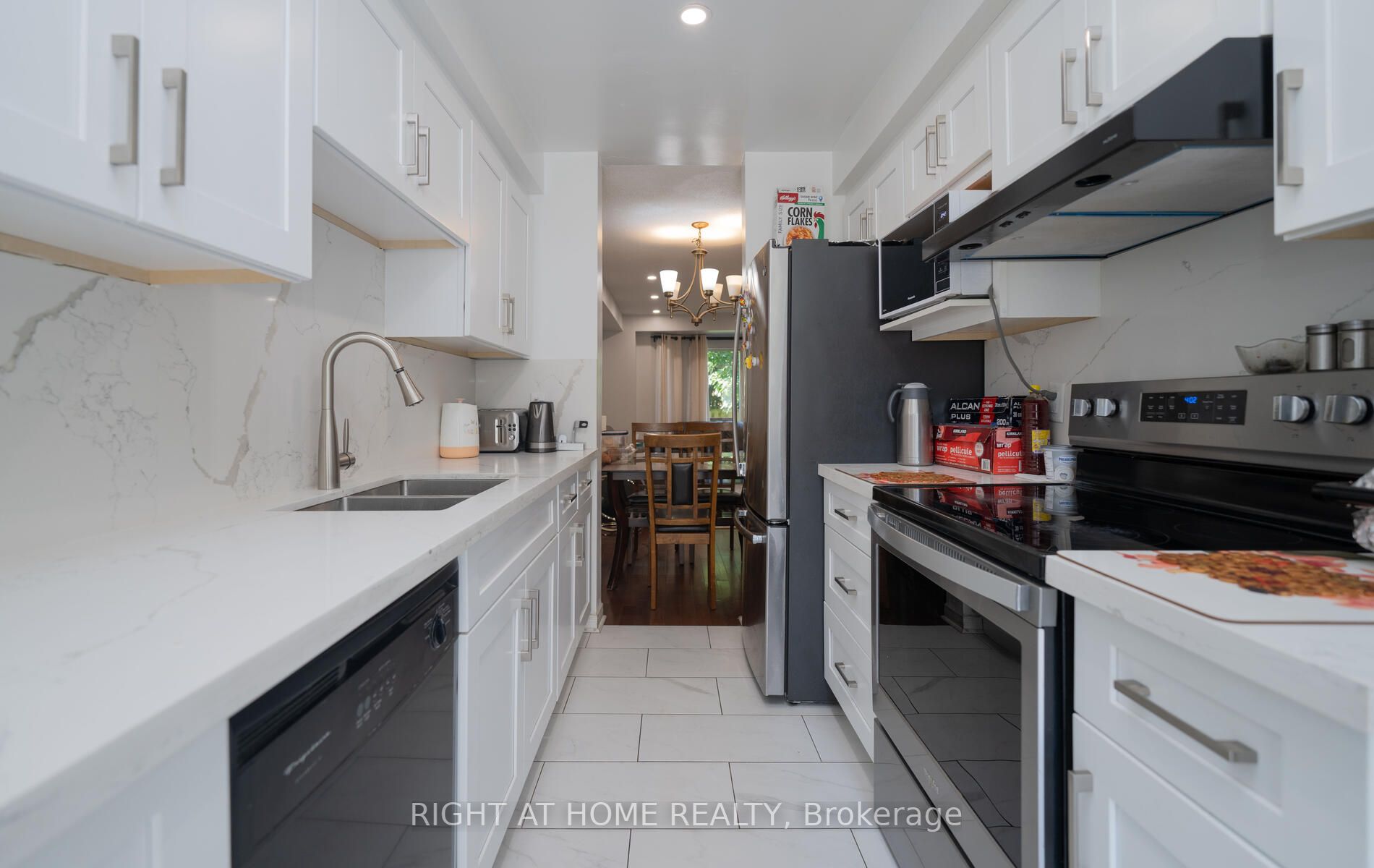 2472 E Eglinton Ave Th 19