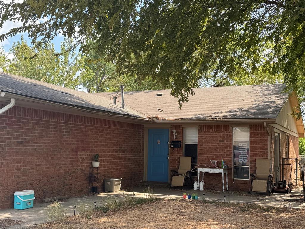 This is your chance to own an investment property thats only a 4 minute drive to OU Gaylord Stadium. This is a duplex and each side is 2 beds 1.5 baths. Both sides are currently rented at $1000 each.  Seller is only selling it has a whole and not splitting the sides.