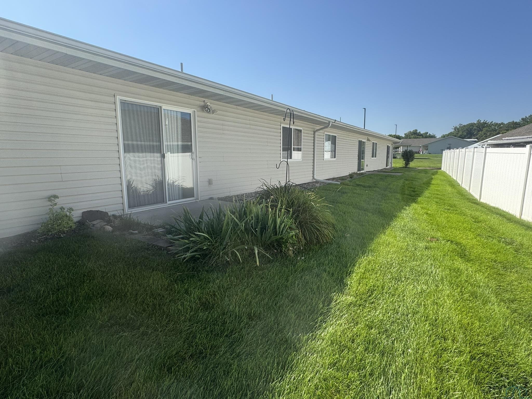 1100 Meadow View 2