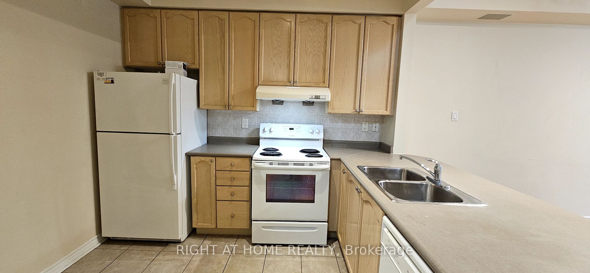 61 Town Centre Crt Th67