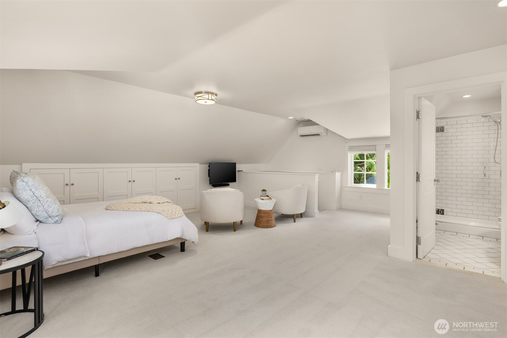 Spacious room with an attached en-suite bathroom.