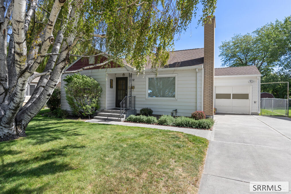 822 Crestmont Avenue
