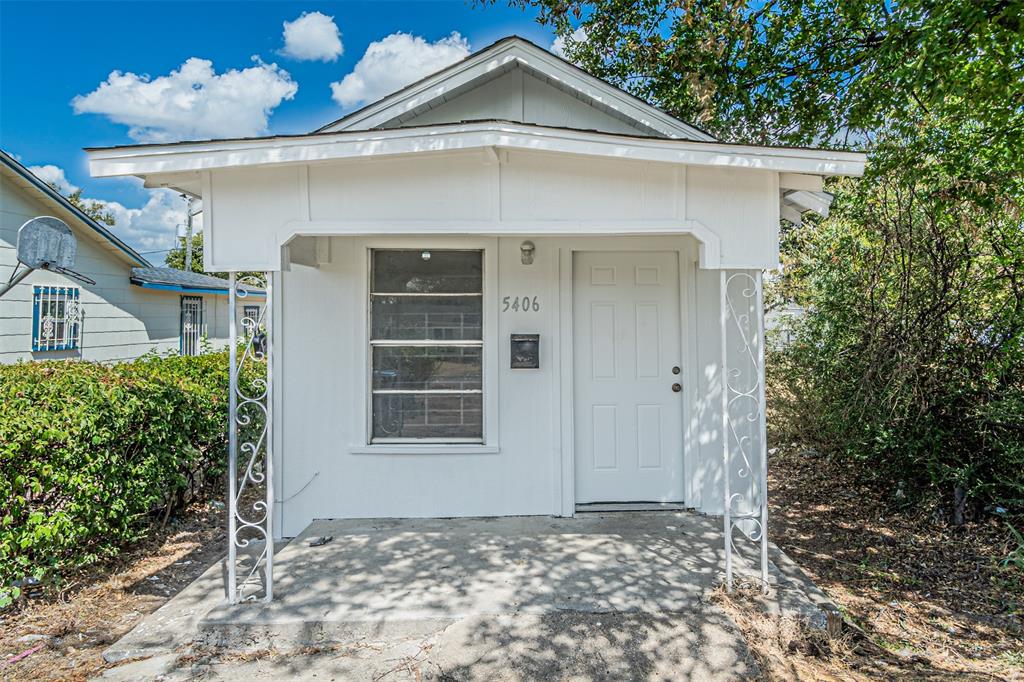 Charming, cozy, and full of character, this quaint 1-bedroom, 1-bath home offers a comfortable space to call your own in a convenient Fort Worth location. Thoughtfully laid out, the 336-square-foot home makes the most of every inch, creating an inviting atmosphere that feels warm and homey.Luxury vinyl plank flooring adds a stylish, easy-care touch throughout, while the intimate floor plan offers just the right amount of space for comfortable living. Whether you're looking for a cozy place to call home or a convenient location close to everyday amenities, this adorable property is worth a look. Its manageable size means less upkeep and more time to enjoy the things that matter most.