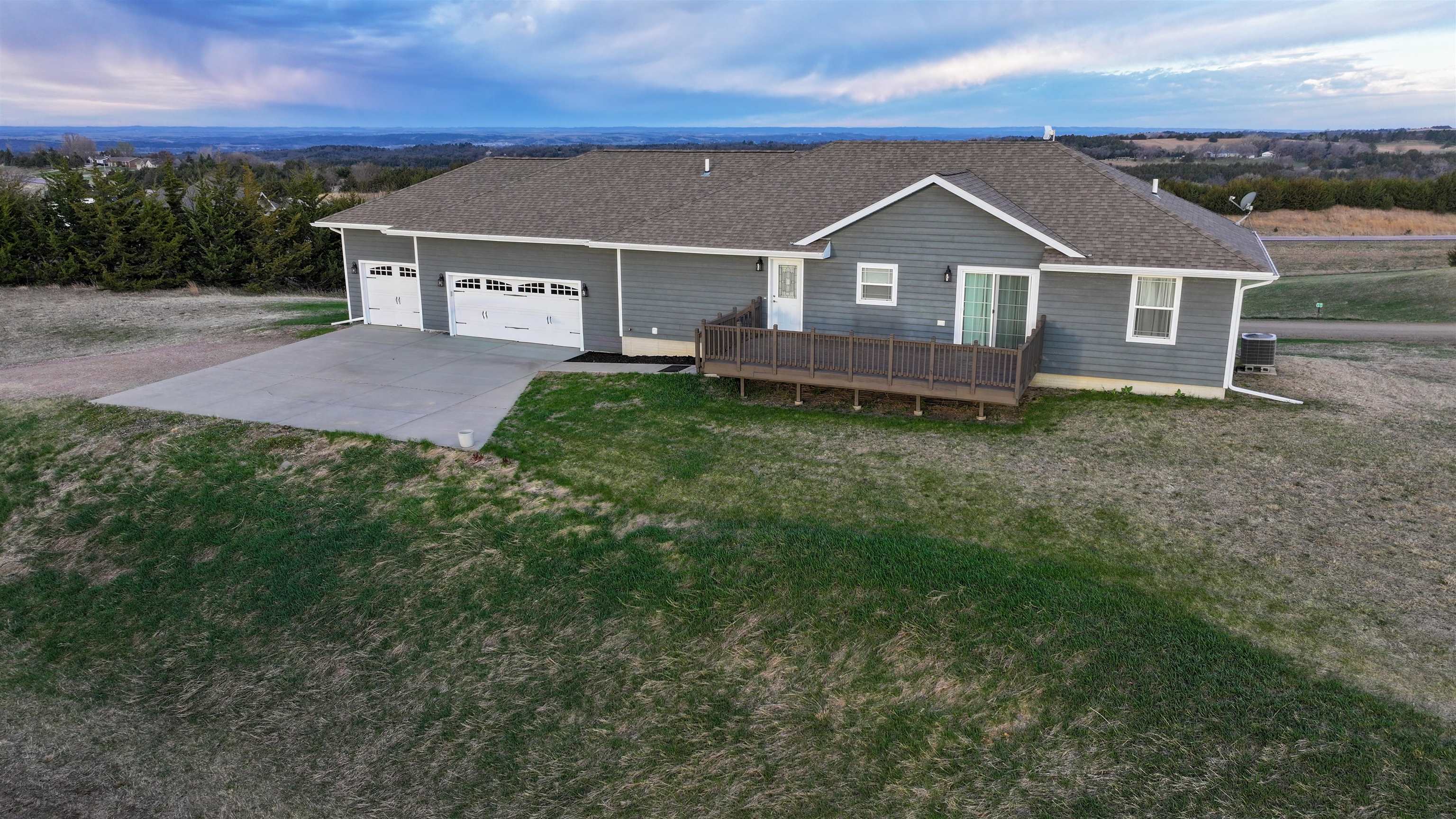 307 Nottingham Ln, Yankton, SD