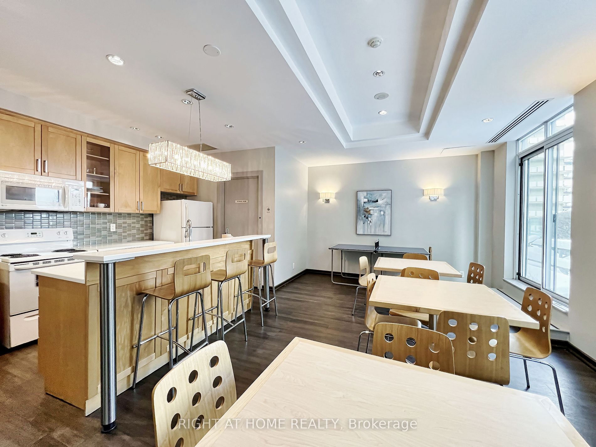 212 E Eglinton Ave 502