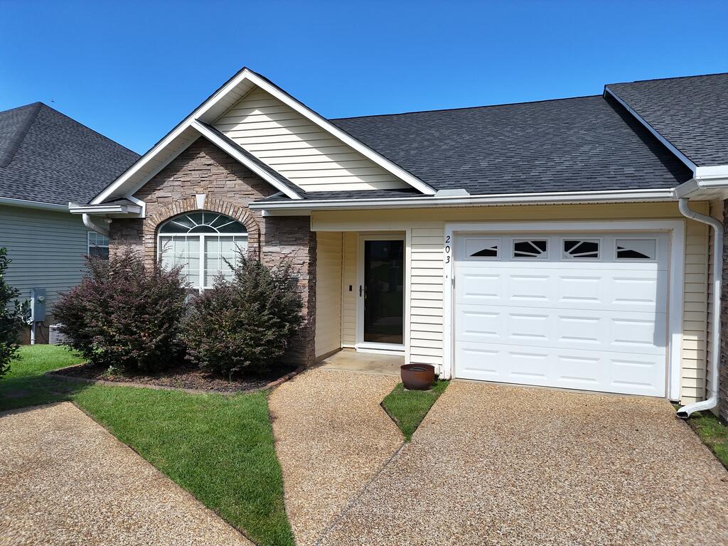 If you've ever dreamed of an easy life on the water, this marvelous home in Huntington Pointe may be just what you're looking for. This 2BR/2Bath home features two large bedrooms, a huge living room, kitchen, formal dining room, and fully enclosed garage. Take in stunning views of the lake from your own screened porch. Life in Huntington Pointe comes with so many amenities, including lake privileges, a beautiful walking path, use of the community clubhouse, and so much more! Be aware this is a 55+ community. For more information, or to schedule a showing, call your favorite agent TODAY!