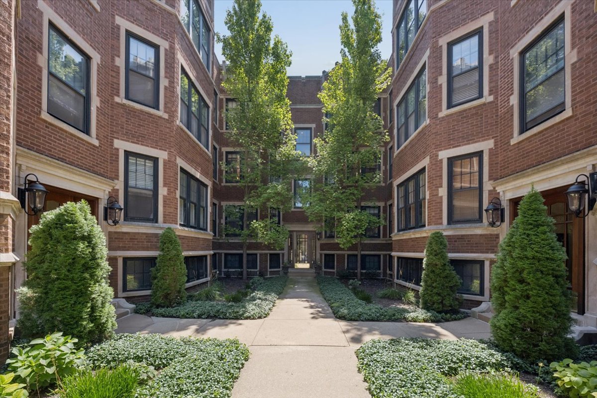 Enjoy an unbeatable location with the lakefront, beach and Garden Park right outside your door. Beautifully refreshed and move-in ready, this spacious one-bedroom residence is ideally located in a landmark building and offers gracious proportions, charming architectural details, and a wonderful North Shore location.  The large living room features a pretty decorative fireplace and inviting alcove, while the formal dining room provides an elegant space for entertaining. Hardwood floors and ceiling fans add to the comfort and character of this lovely home.  All this and easy access to transportation, shops, restaurants, and a short commute to downtown Chicago.