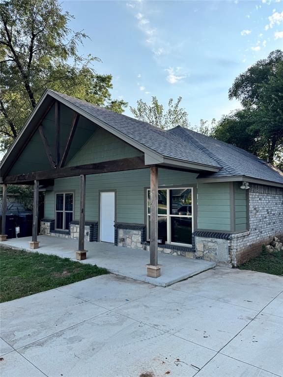 Completed in 2025, this like-new home offers an open layout, soaring ceilings, and modern finishes throughout. With a new roof, new plumbing, and everything updated, it’s truly move-in ready!