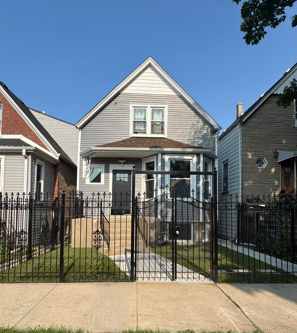 BEAUTIFUL HOME RECENTLY RENOVATED WITH 4 + 2 BEDROOMS, 3 BATHROOMS, LIVING ROOM, DINING ROOM AND A BEAUTIFUL KITCHEN WITH SS APPLIANCE, QUARTS COUNTER TOPS. THIS HOUSE IS JUST WAITNG FOR YOU TO MAKE IT YOUR HOME.