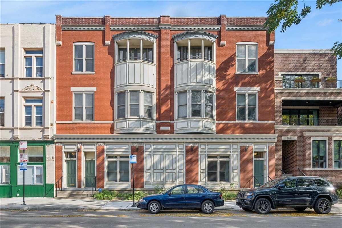 In the heart of Lincoln Park, a block from Armitage Avenue, this 3-bedroom vintage condo in a 7-unit building is made for entertaining. The fully renovated kitchen features Calacatta Laza quartz countertops and backsplash, white cabinetry, gold Restoration Hardware pulls, stainless appliances, a peninsula, and a great eat-in nook for gatherings. The kitchen opens to a private balcony that leads directly to a large common deck, perfect for hosting. The full dining room has a fireplace and space for a big table. The spacious living room has hardwood floors and great west-facing bay windows, and French doors lead from it to the third bedroom/den, ideal for an office or guest room. The primary bedroom fits a king and has custom built-in closets with drawers and shelving. The second bedroom has a Murphy bed and a deep, organized closet. The bathroom has double sinks, sconces, matte black hexagon tile floors, and a subway-tiled tub/shower with a glass door. Also included: in-unit laundry, recessed dimmable lighting, 1 garage parking space, and 2 large storage lockers. Steps to the Armitage Brown Line, Dimmi Dimmi, Old Pueblo Cantina, Armitage Ale House, Jeni's, Sweet Mandy B's, and Serena & Lily.