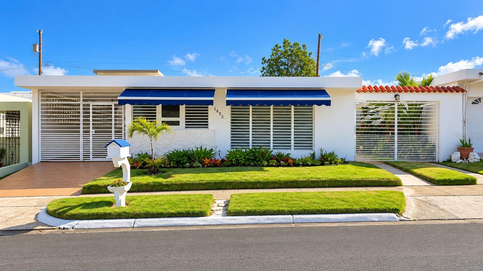 Excellent opportunity in Fairview, San Juan. This single-story residence offers approximately 1,644 square feet and is located within a controlled-access community. The property features 3 bedrooms, 2 bathrooms, living and dining areas, and a two-car carport. Additional features include a Kubota GL-6500S diesel generator rated at 6 kW (6.5 kW maximum) and an approximately 400-gallon water cistern, providing added backup during power and water service interruptions. Its single-level layout offers comfort and functionality for everyday living. Conveniently located with easy access to major roads, supermarkets, pharmacies, restaurants, shopping, medical services, and other amenities throughout the San Juan metropolitan area.