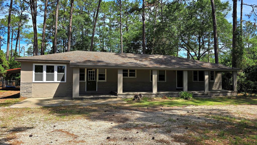 Welcome to a classic Thomasville charmer with room to grow. This 3-bedroom, 2-bath home sits on a generous lot and offers an open floorplan that's perfect for everyday living. The spacious family room and additional bonus area create plenty of flexibility — whether you need a playroom, home office, or hobby space. With its large yard, there's ample opportunity for gardening, outdoor entertaining, or future improvements. Just minutes from shopping, restaurants, and all the conveniences of town, this  home is ready for your personal touch and updates. A great opportunity to make a well-located property truly your own.