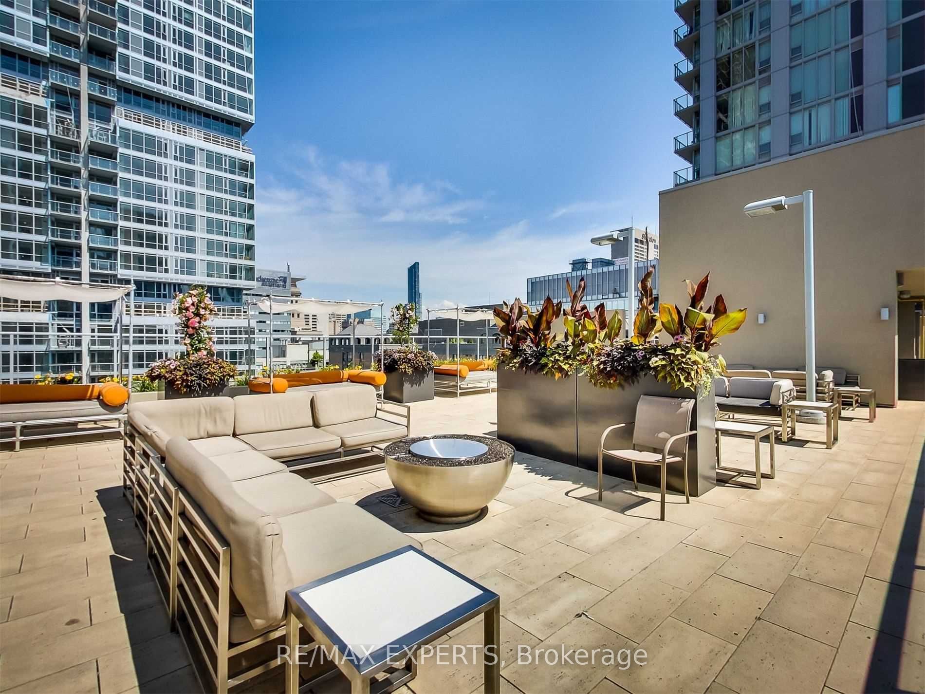 126 Simcoe St 302