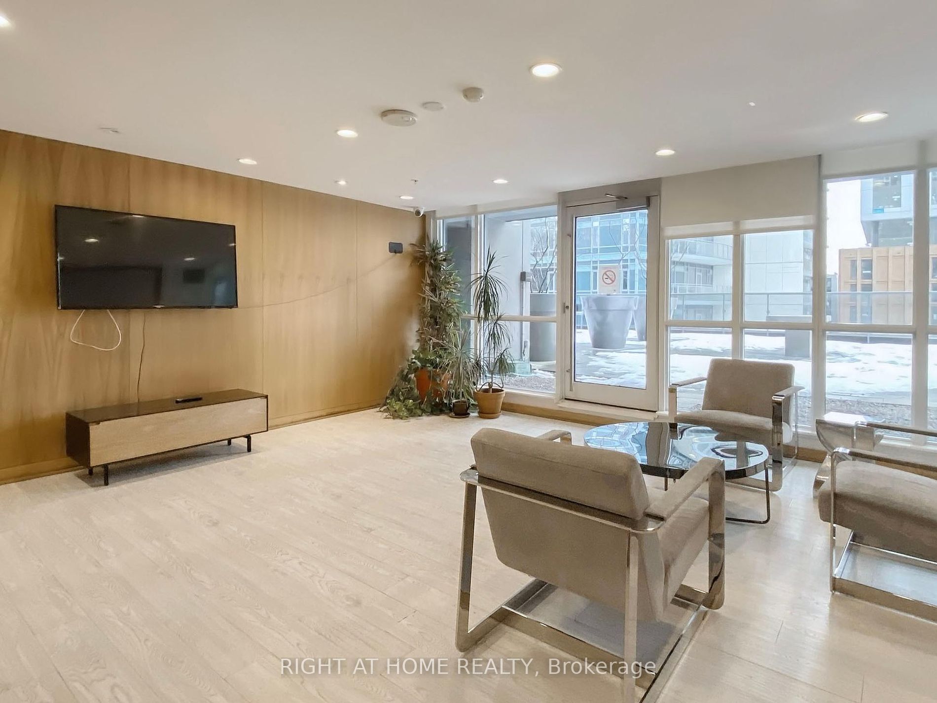 295 W Adelaide St 318