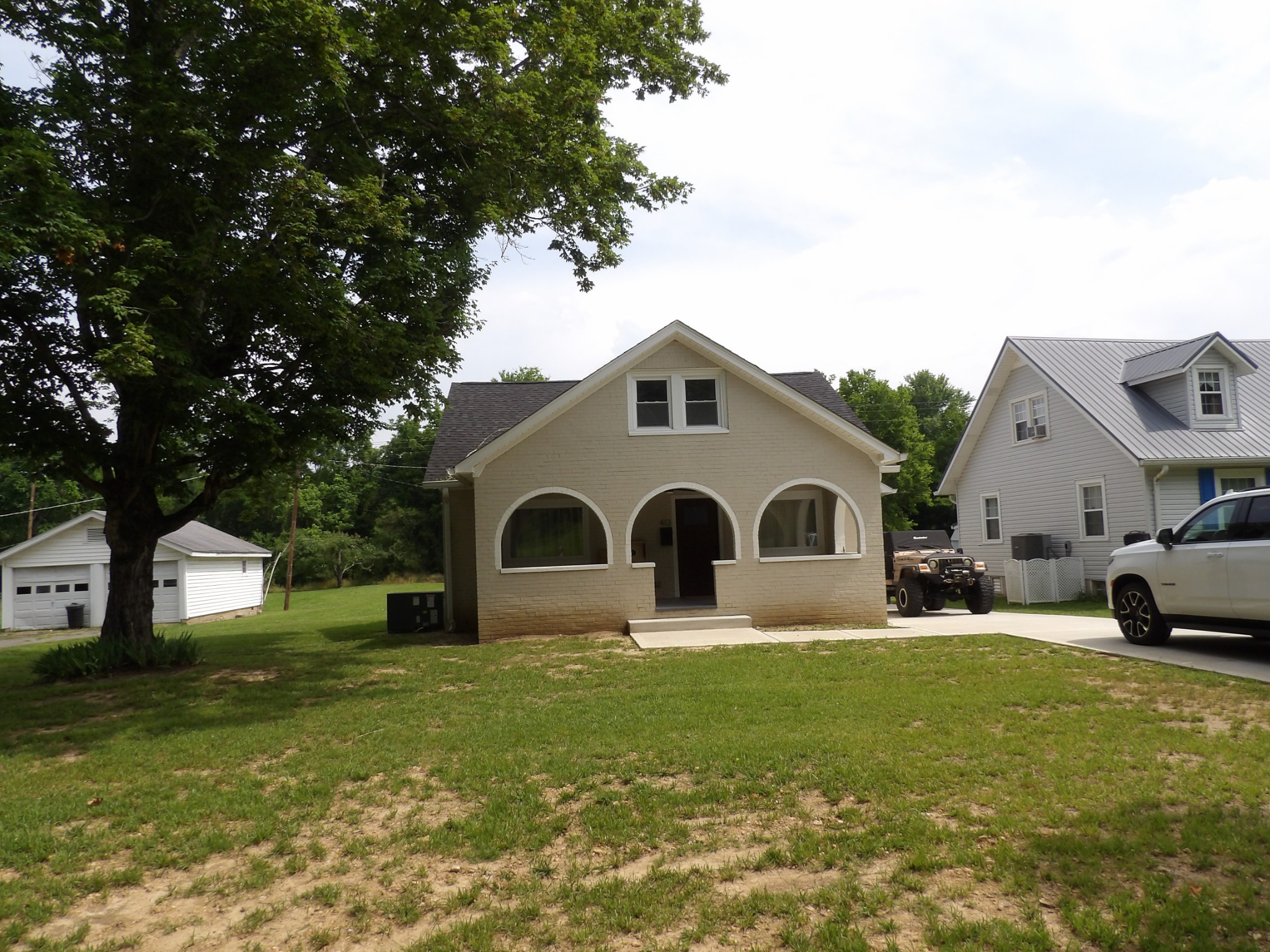 413 E Main St