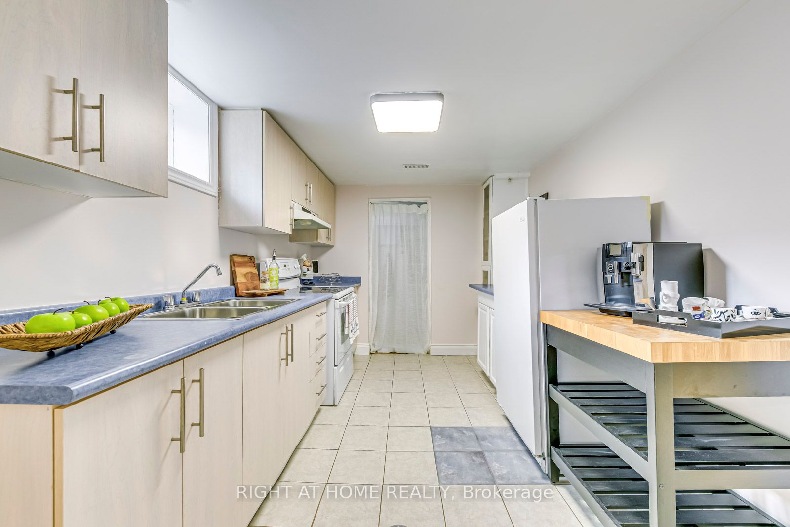 1306 Napier Cres
