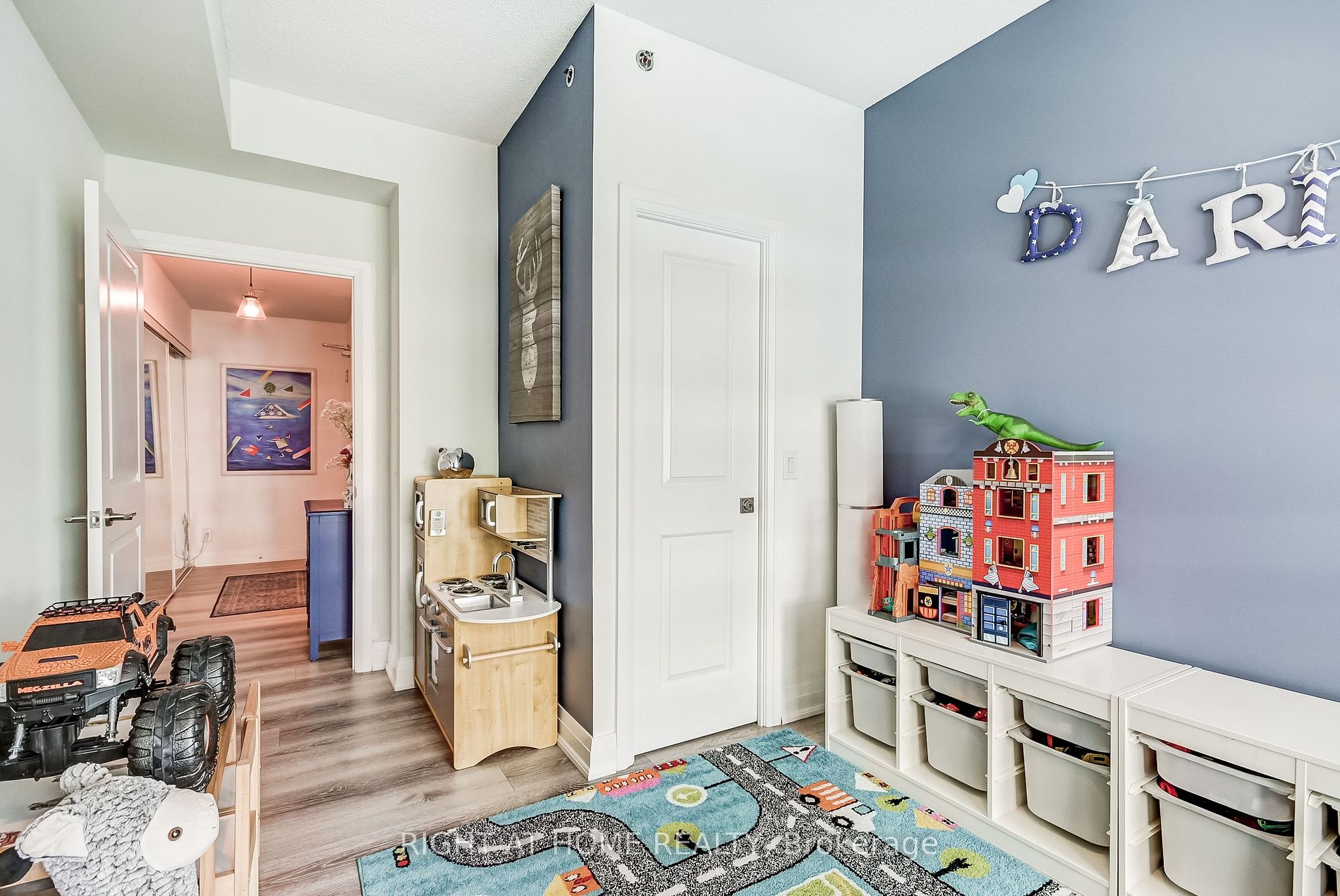 520 W Steeles Ave 212