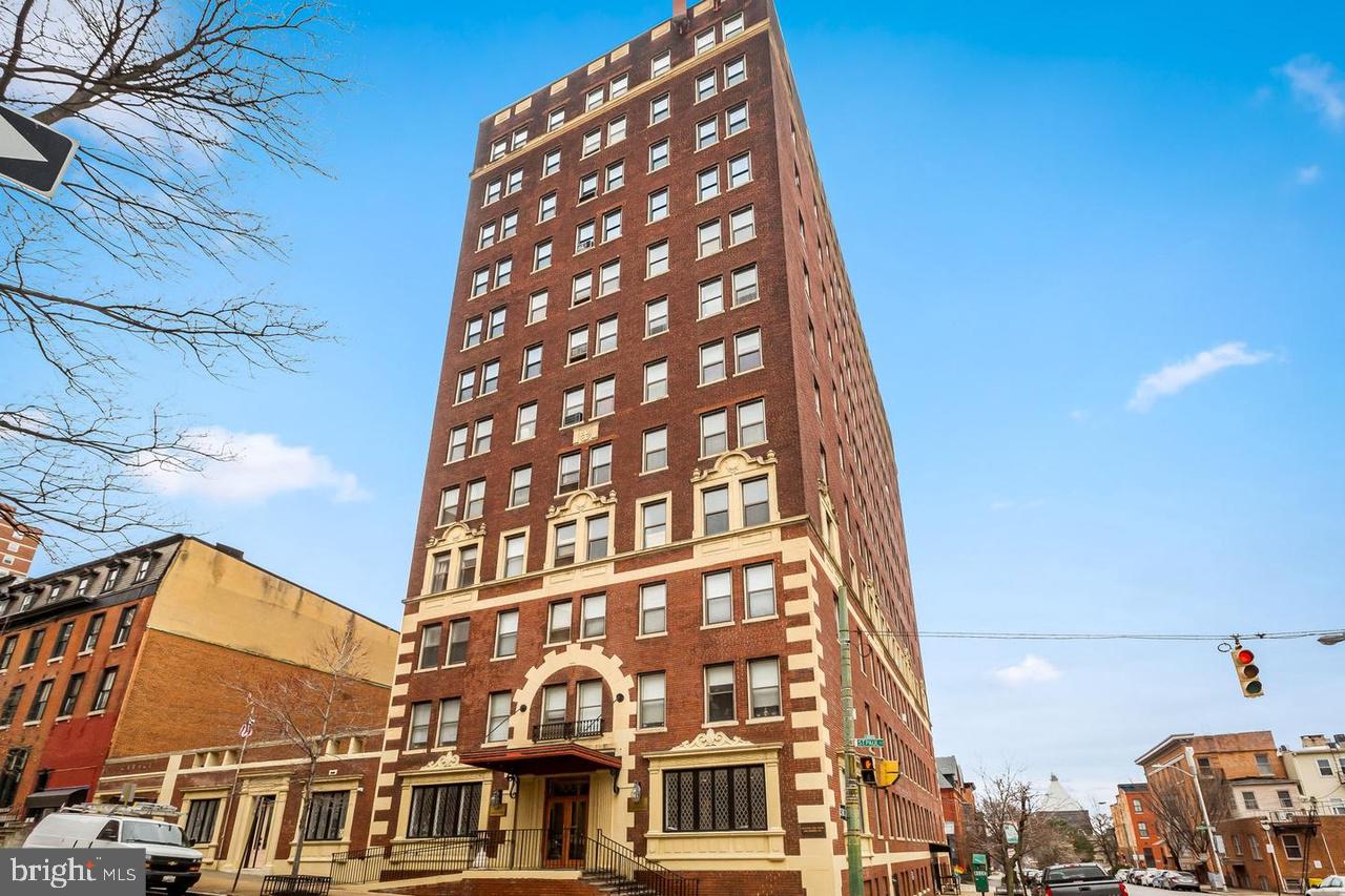 Great studio condo located in the heart of downtown Baltimore.  The building has 24 hour security and has an incredible front desk team.  Washer Dryer is located in the building along with a convenience store.  All residents also have access to the roof top deck which has 360 breathtaking views of Baltimore.  This home is great for a first time home owner or an investor who is looking to add to their portfolio.  The unit rents for $800 - $850 monthly which is a great return on your investment.