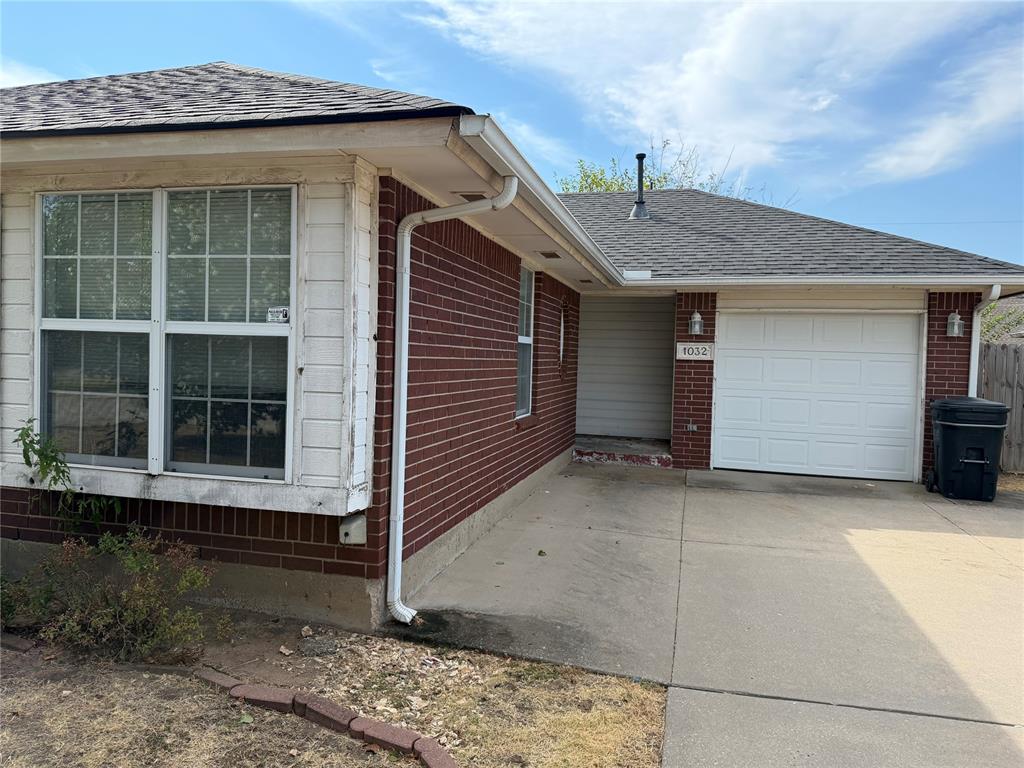 Fixer upper for sale! if you are looking for a house but want to walk into equity on day 1, this is for you! Nearby homes of similar size are selling for up to $210k when updated. This home has great bones and all major systems (HVAC from 2020, water heater from 2019, roof 2020) are in working order. The home does need some cosmetic updates such as paint and flooring among other items. If you can put in the work to handle those cosmetic items, you are getting over $40k in equity right when you buy. Seller prefers to sell as-is and asking price reflects repairs needed as well as extra room for possible unknown issues. Seller is willing to include some repairs and/or materials as part of any offer but this will need to be reflected in the offer price. Seller is licensed agent in state of Oklahoma #170512.