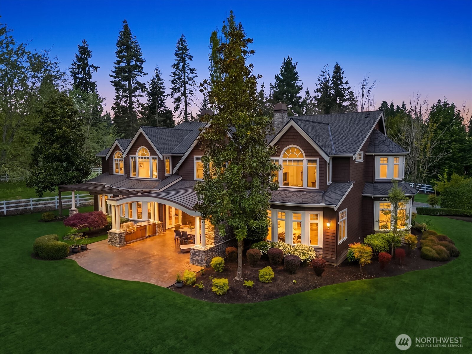 A true urban sanctuary, homes in Diamond S Ranch offer tranquility from the hustle and bustle, but are within minutes of terrific schools, tech as well as the dining, shopping, and entertainment options in Downtown Bellevue.