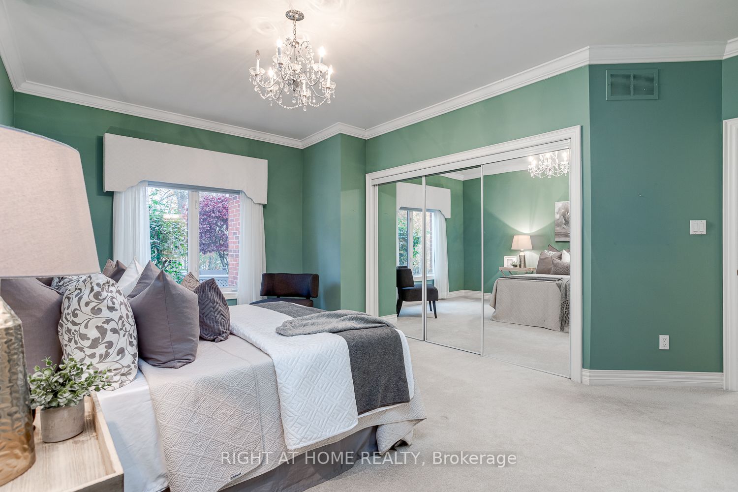 311 Waterbury Cres