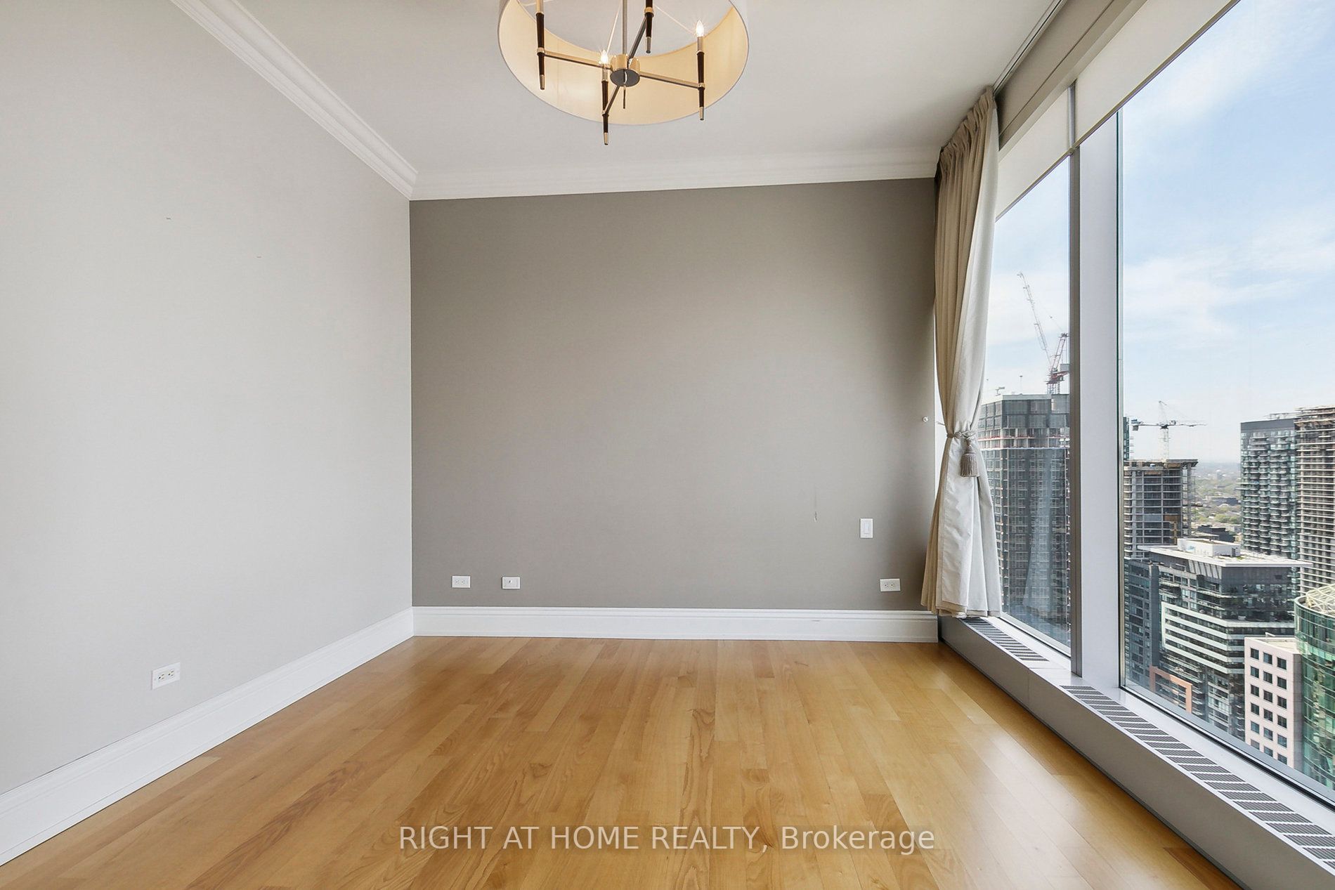 183 W Wellington St 3902